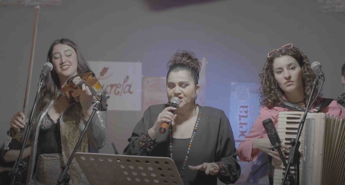 Ecco Aria Felliniana In Live Acustico durante il Veglione Romagnolo a Faenza con Roberta Cappelletti e Le Emisurela insieme per La Prima Volta.