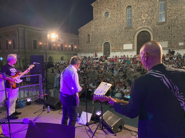 STRABOOM DEL FERRAGOSTO SOTTO LE STELLE, UN MURO UMANO DI PERSONE HA ACCOLTO LA TRENTESIMA EDIZIONE DI FERRAGOSTO SOTTO LE STELLE