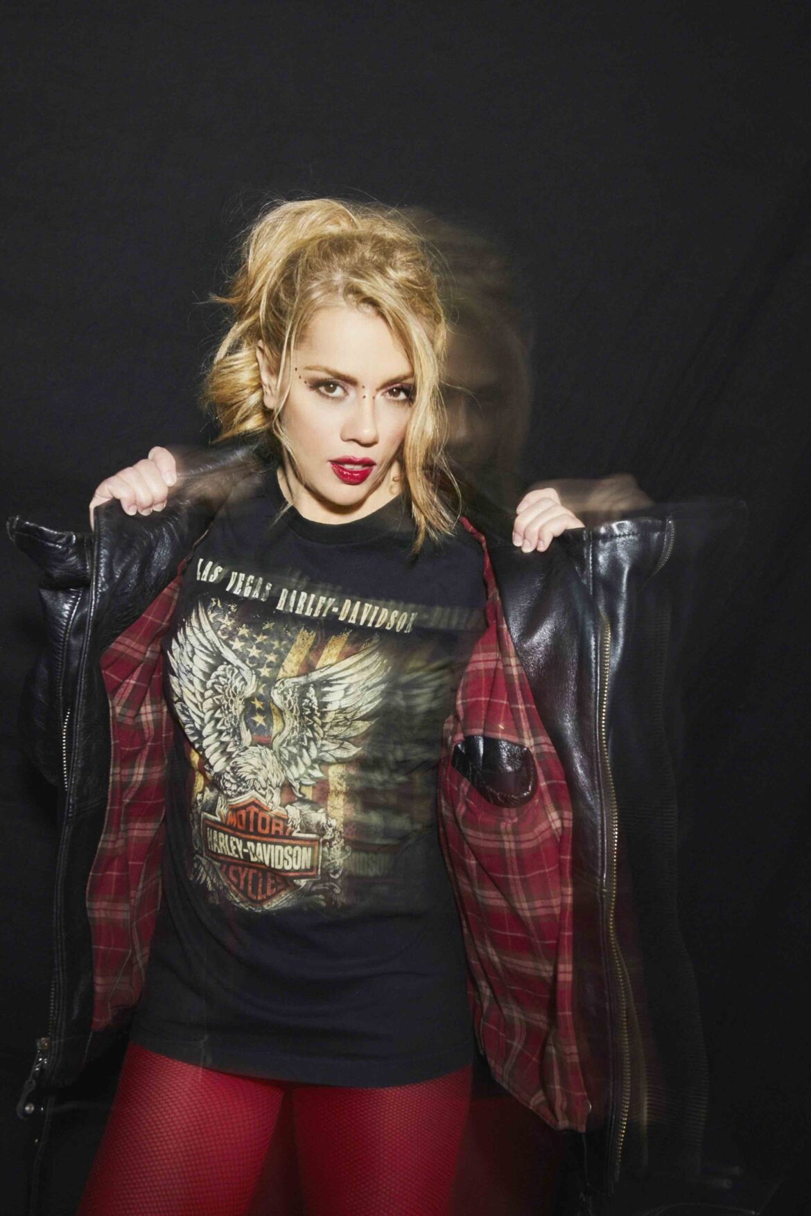 Rayka Blake celebra la resilienza e il rinnovamento con il suo nuovo singolo "Born Again"