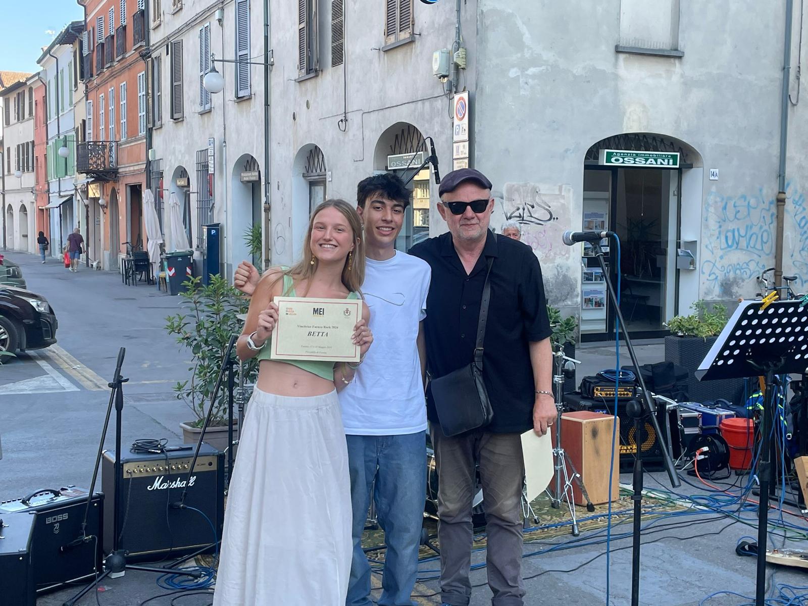 Faenza Rock 2024 gran finale in Piazza delle Erbe: vincono la cantautrice Betta e il duo Mattu&Bricchi, suoneranno al MEI 2024