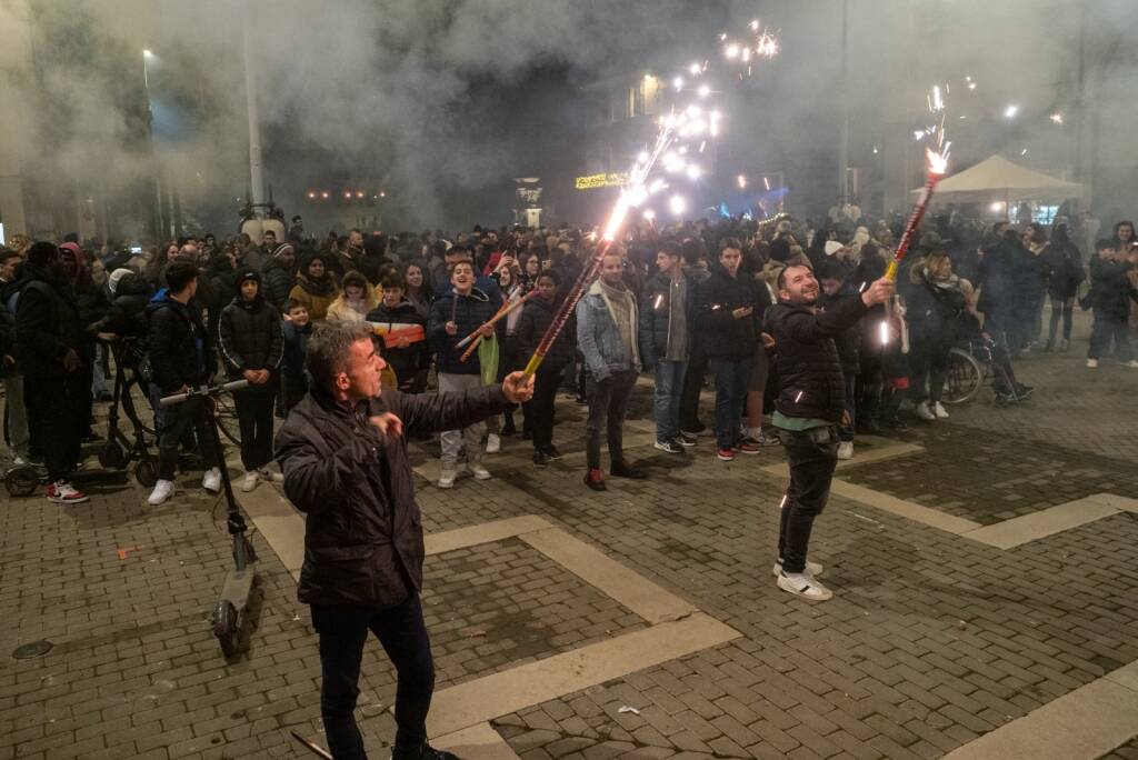 FESTA DI CAPODANNO IN PIAZZA DELLE ERBE: IL MEI premia i migliori artisti faentini apparsi in TV e raccoglie fondi per la Piccola Betlemme a Capodanno, ecco i premiati e ecco i ceramisti coinvolti.