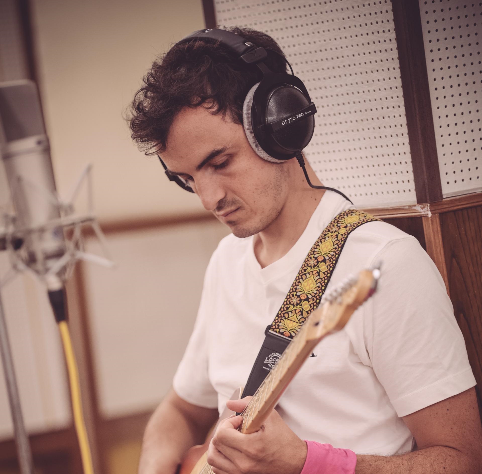 FOLCAST: esce il 13 dicembre “TUTTI I MIEI PIANI (DELUXE), con nuove versioni live dei brani presenti nell’Ep. Continua il tour in tutta Italia.