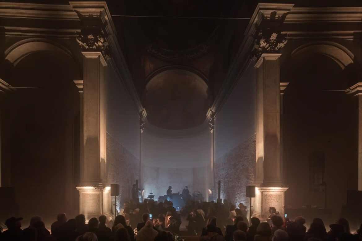 Cosmo rischia di sparire, gli artisti lo difendono