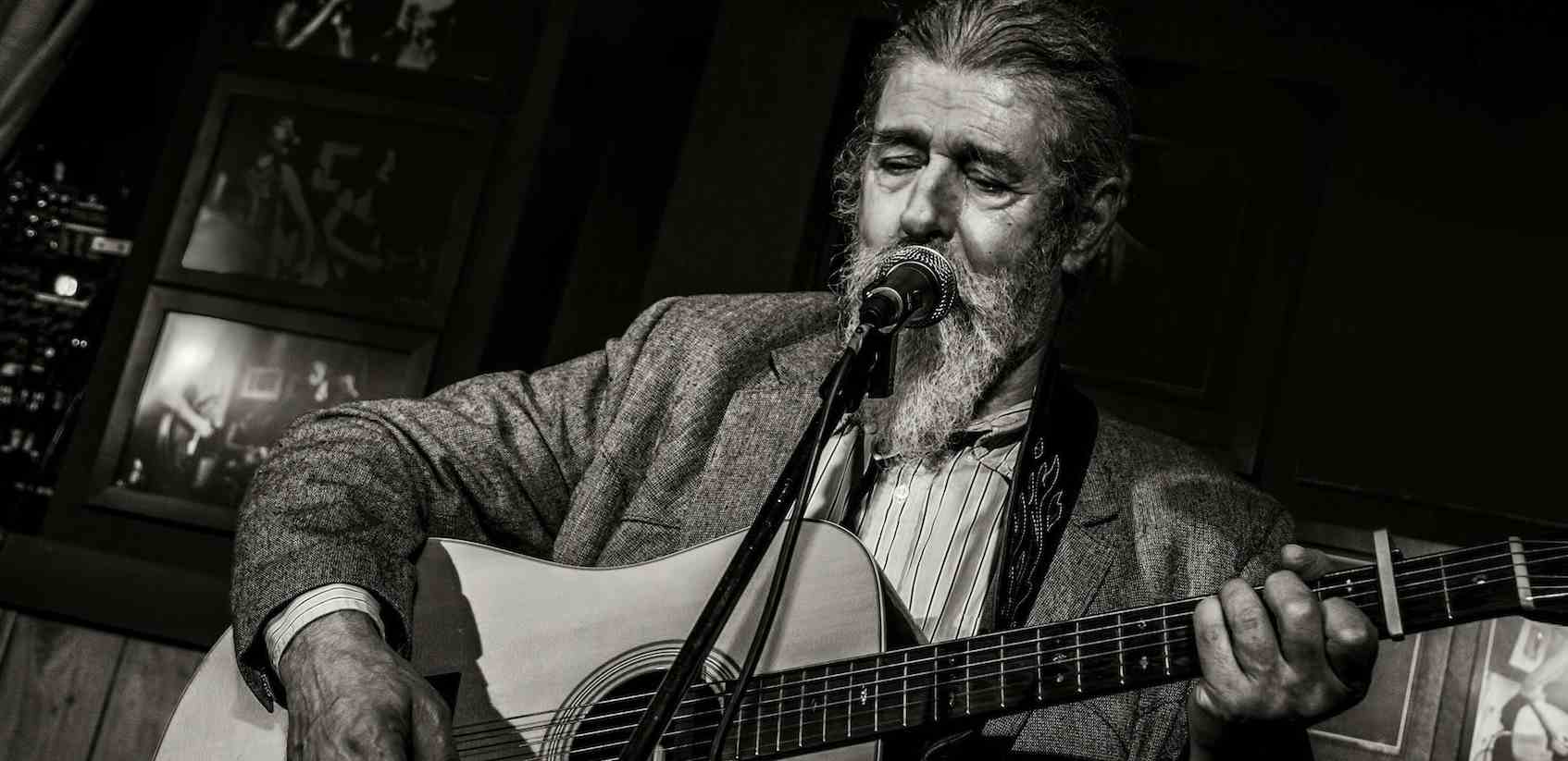 LUIGI “GRECHI” DE GREGORI organizza e presenta la terza edizione di “NOI NON CI SANREMO”, martedì 11 febbraio a ROMA presso lo storico club L’ASINO CHE VOLA