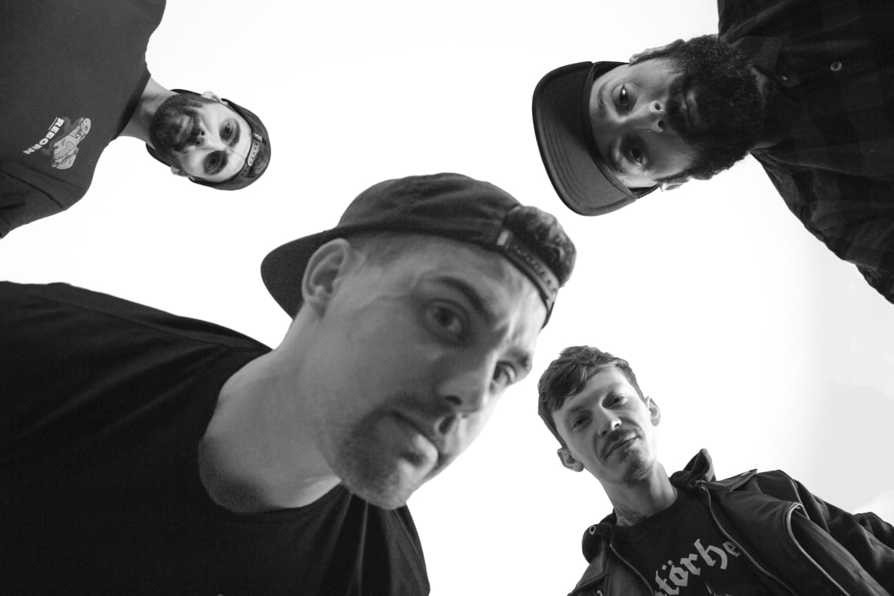 THE UNDERDOGS: “FOR ANYONE”. Un appello a lottare per un futuro migliore