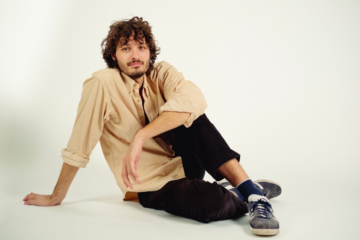 GIOVANNI TOSCANO: pubblica oggi la sesta puntata del suo vodcast “Un posto migliore”, dedicata alla traccia inedita “CHE COSA VUOI”