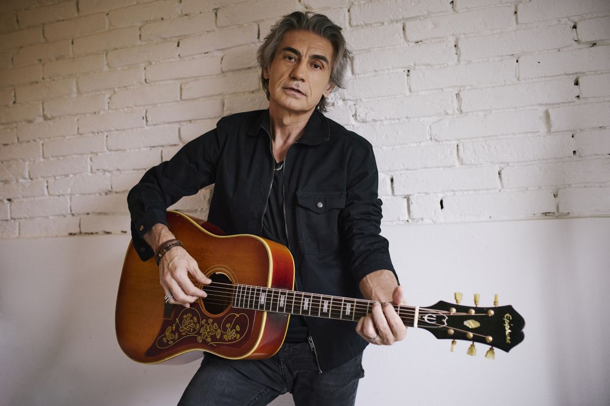 LUCIANO LIGABUE: in digitale “BUON COMPLEANNO ELVIS NAKED + TALES”, la versione riarrangiata in chiave acustica e intima dell’album del 1995, accompagnata da un racconto audio traccia per traccia. Oggi riceve il LEONE D’ORO PER MERITI ARTISTICI