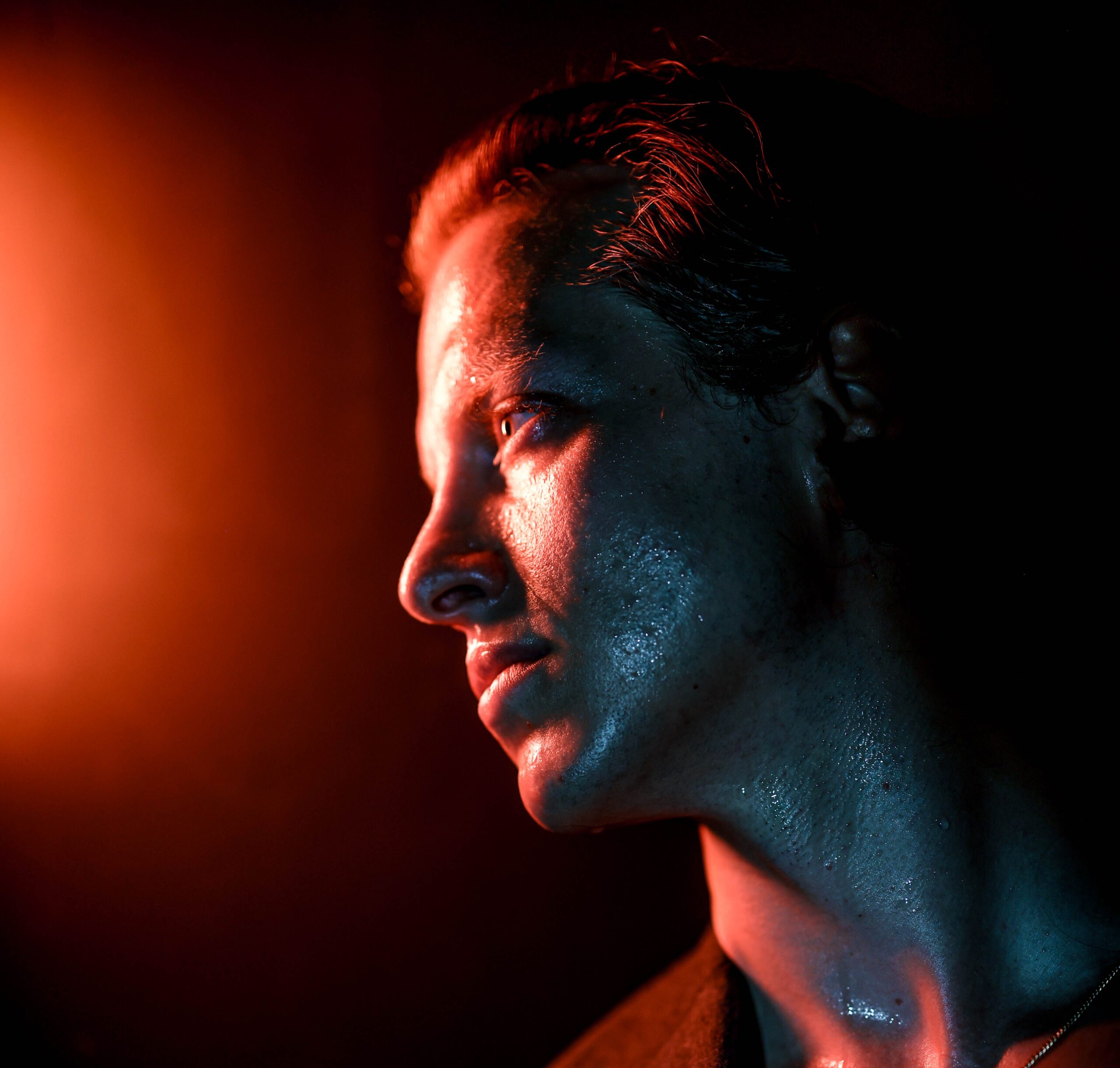 GIACOMO EVA ripercorre un viaggio tra illusioni e verità nel nuovo singolo “L’ORA TRA IL LUPO E IL CANE”, in uscita venerdì 28 MARZO