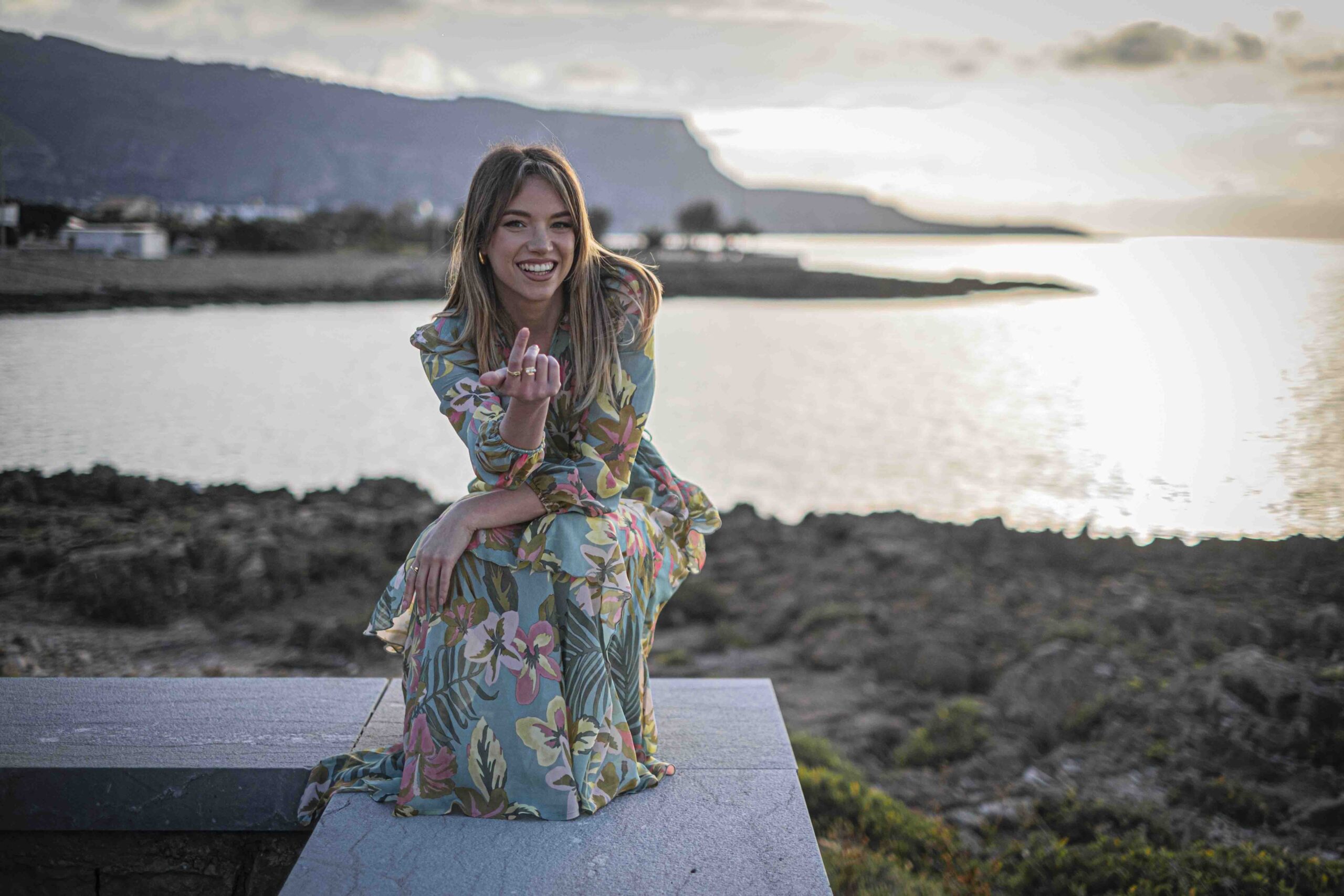 BIANCAMARE: “Montagne Russe”. La cantautrice e attrice della serie RAI “Màkari”, torna con un brano pop folk dal sapore mediterraneo