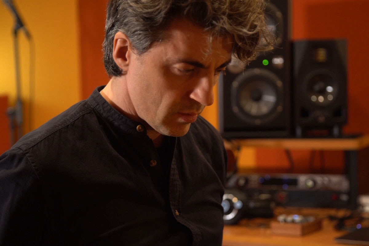 Christian Frosio tra “Diavolo e Acqua Santa”: la critica senza compromessi della nuova anima cantautorale