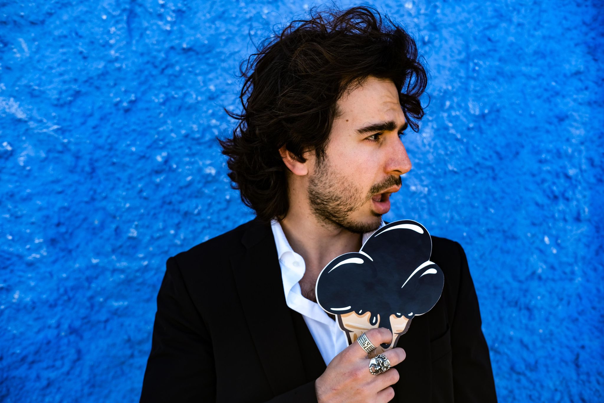 “Vantablack” è il brano d’esordio del cantautore siciliano Marco Amoroso