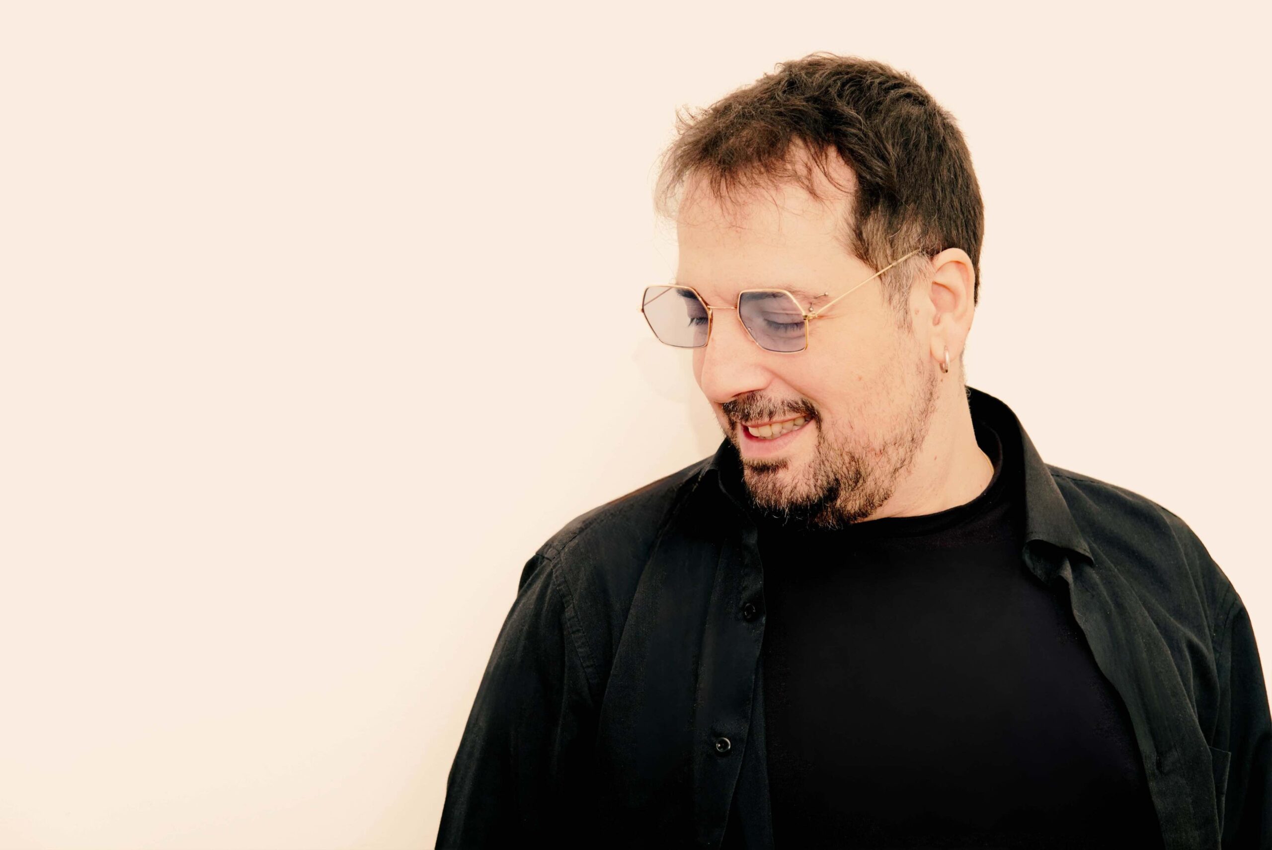 NAPODANO: è uscito il nuovo album “Storie di una sera… con poca gente”. In radio il singolo “Niente di speciale”