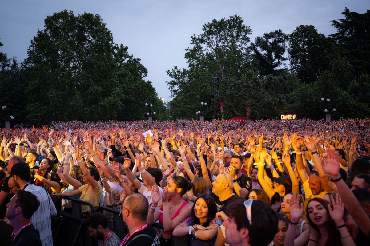 PARTY LIKE A DEEJAY 2025_Sabato 7 e domenica 8 giugno concerti con grandi artisti, dj set, sport, divertimento e incontri con gli speaker della radio all’Arco della Pace e al Parco Sempione