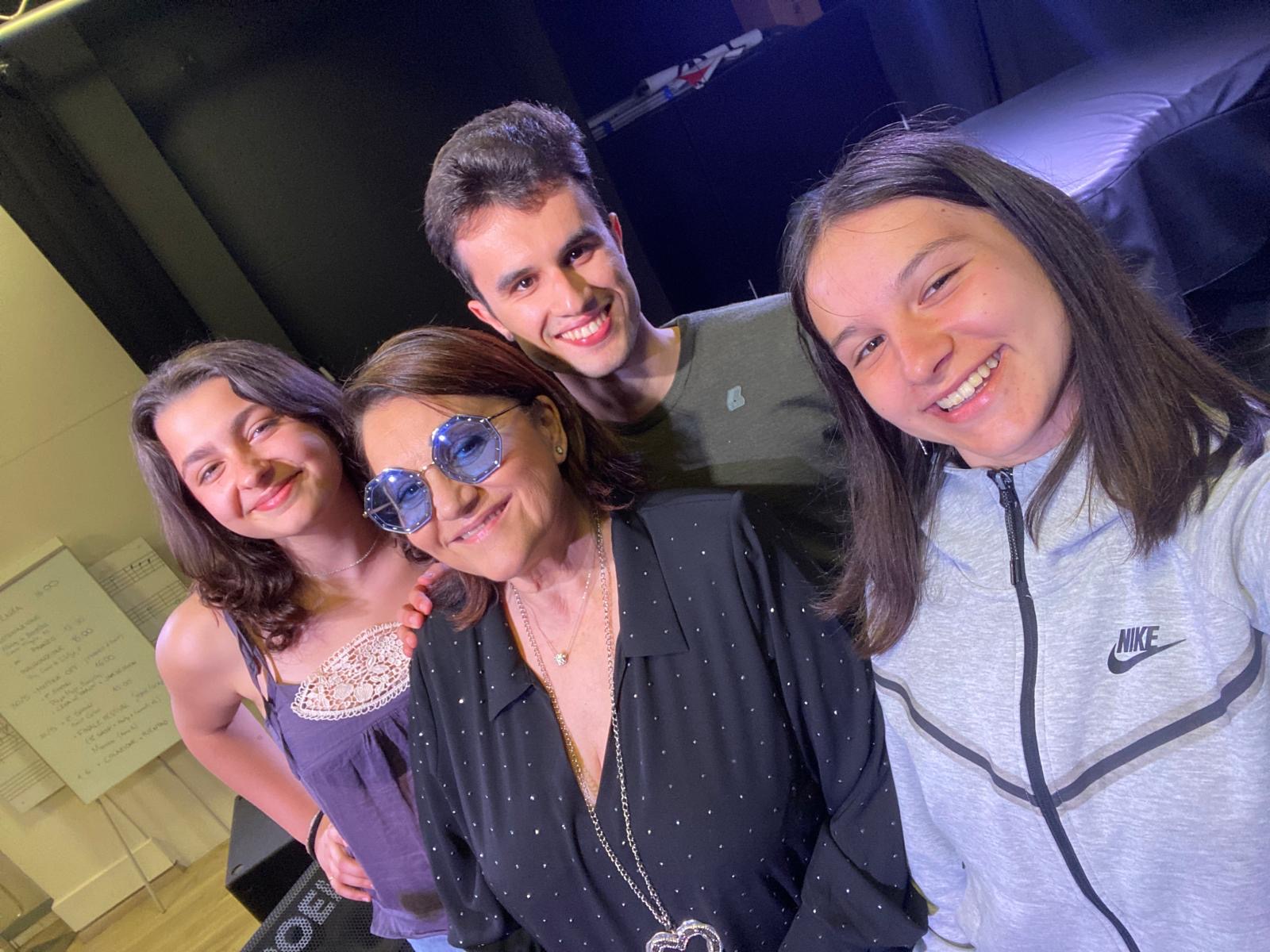 Si e’ concluso a Forli il corso per cantanti e capi orchesstra di liscio di Roberta Cappelletti, un grande successo, in foto Allievi di Roberta Cappelletti insieme a Cosascuola Music Academy e Casa della Musica , si esibiranno il 23 giugno a Rimini