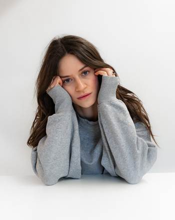 Dalla serie TV “The Kardashians” a “TUTTIQUESTIPERCHÉ”: dal 23 maggio, DEIRA torna per raccontare l’auto-sabotaggio e fare pace con se stessa