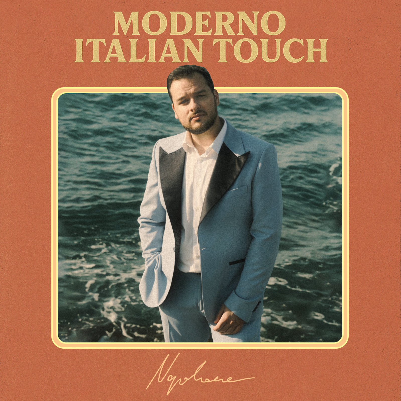 NAPOLEONE: pubblica oggi il suo secondo album “MODERNO ITALIAN TOUCH”, adesso fuori ovunque. Al via anche le date estive del “MODERNO ITALIAN TOUR”