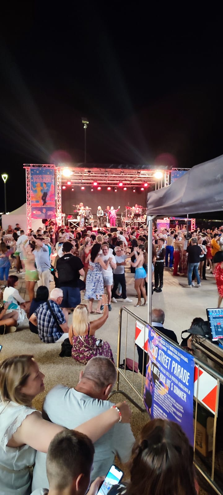 BOOM DEL LISCIO ALLA NOTTE ROSA: UN MARE DI GENTE ALLA LISCIO STREET PARADE DI RIMINI CHE CONFERMA IL SUO GRANDISSIMO SUCCESSO, TRE GIORNI DI SOLD OUT