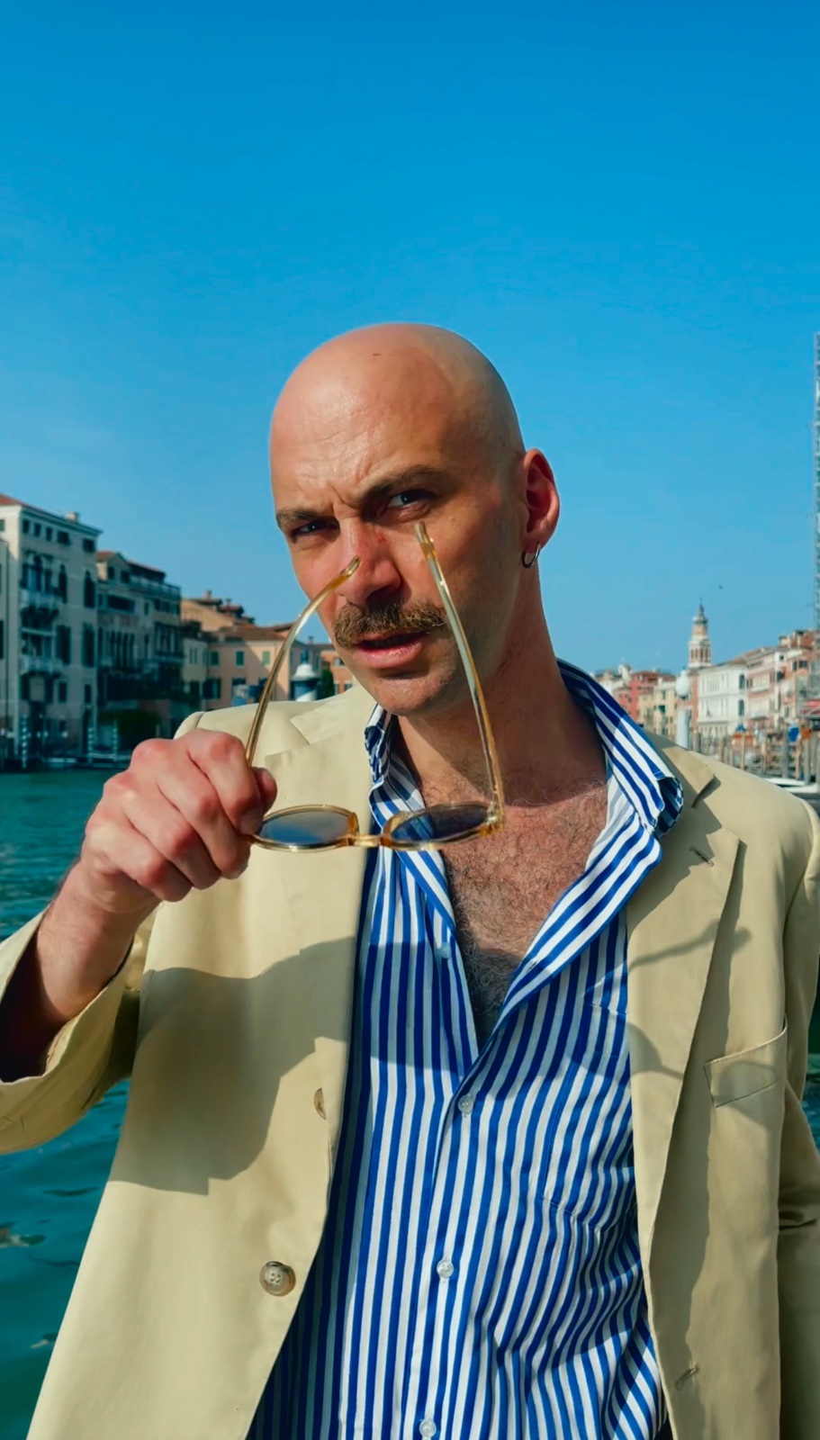 Il poliedrico musicista AMALFITANO pubblica venerdì “AZZURRISSIMO”, il nuovo singolo