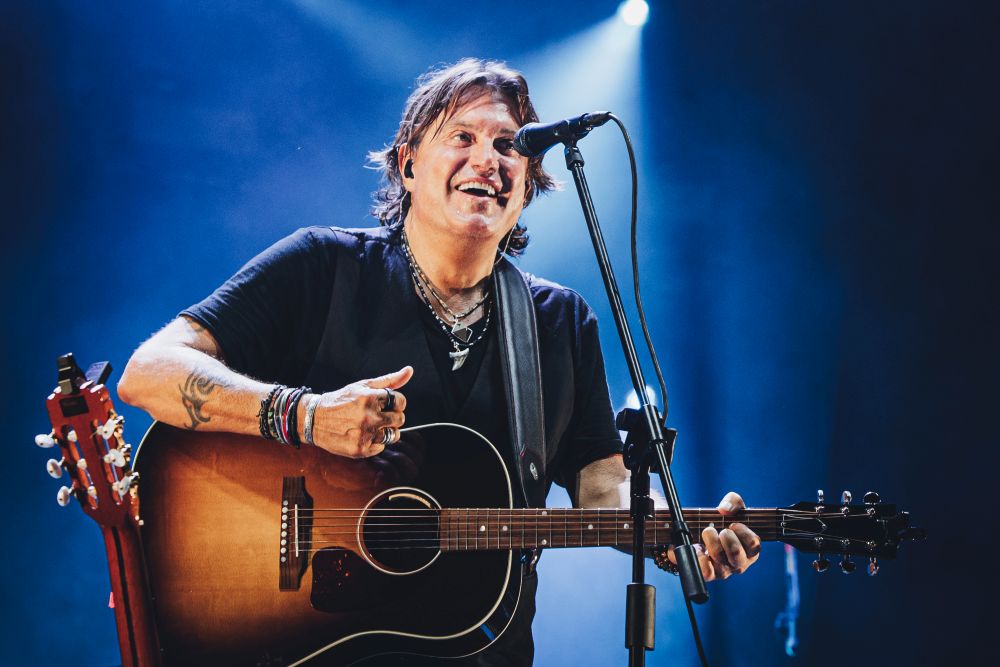 Al via domani “DE ANDRÉ CANTA DE ANDRÉ BEST OF ESTATE 2025”, il tour estivo di CRISTIANO DE ANDRÉ che lo porterà a esibirsi in tutta Italia con un omaggio al padre Fabrizio e alle sue canzoni impresse nella memoria collettiva e ancora attuali