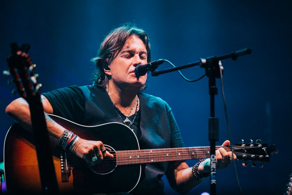 Cresce l’attesa per “DE ANDRÉ CANTA DE ANDRÉ BEST OF ESTATE 2025”, il tour estivo di CRISTIANO DE ANDRÉ che lo porterà a esibirsi in tutta Italia con un omaggio al padre Fabrizio e alle sue canzoni impresse nella memoria collettiva e ancora attuali