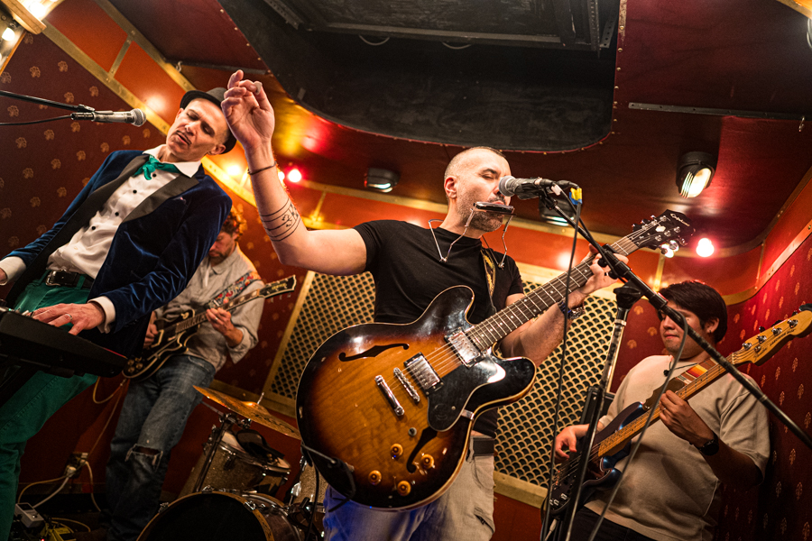 MANICBURG: “HARNESS (WITH WOODEN HIPS)”. Un mea culpa a reti unificate