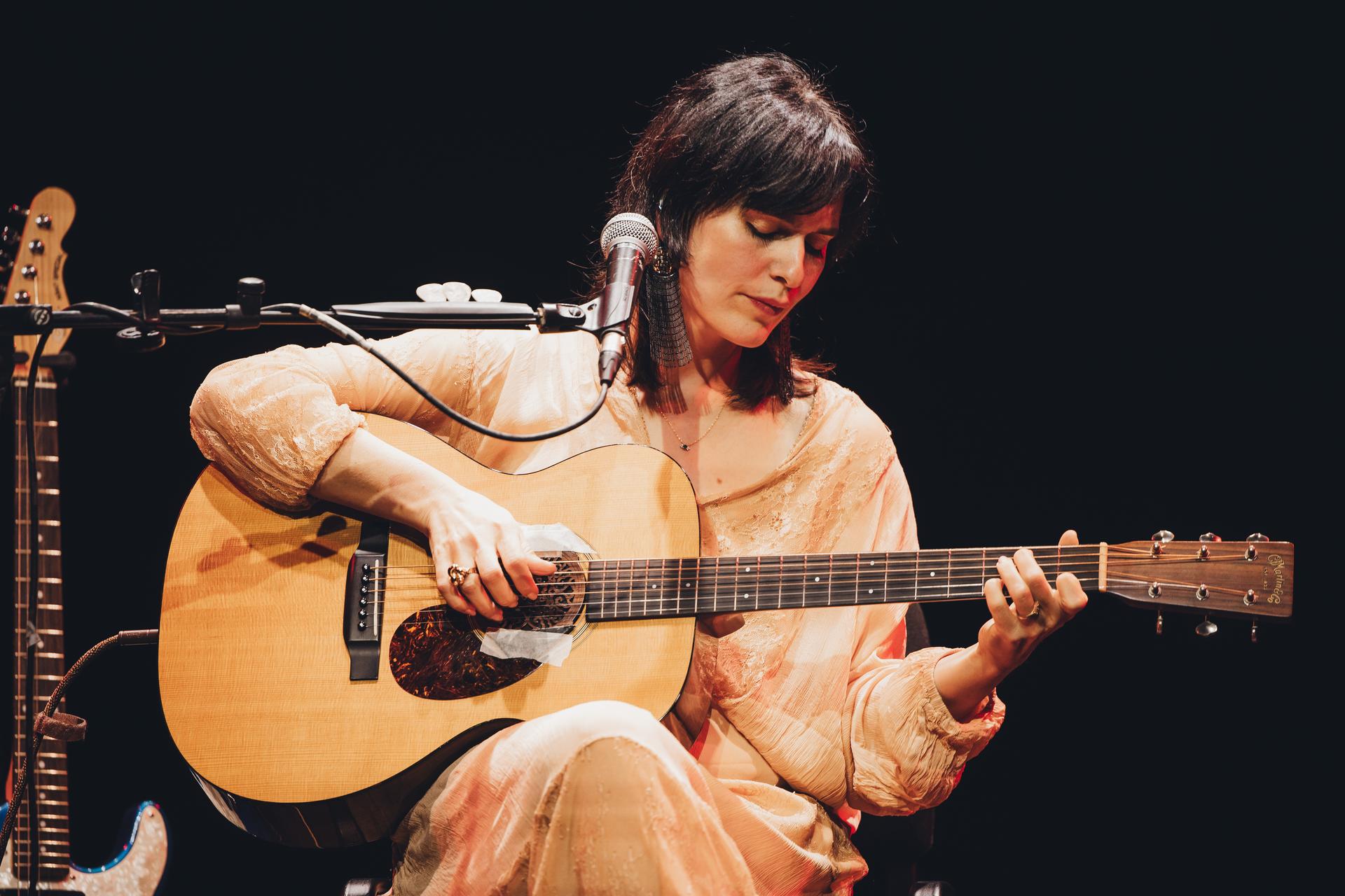 ERICA MOU – Continua il tour estivo di “CERCHI”