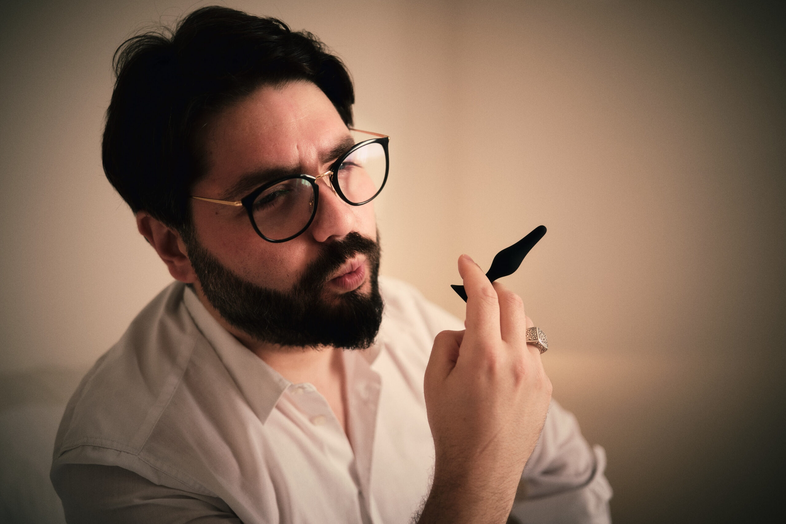 Fra cantautorato e crudo alternative rock elettronico e un testo poetico che sfrutta la metafora del BDSM, “Lezioni di tenebra” è il nuovo brano di Mico Argirò