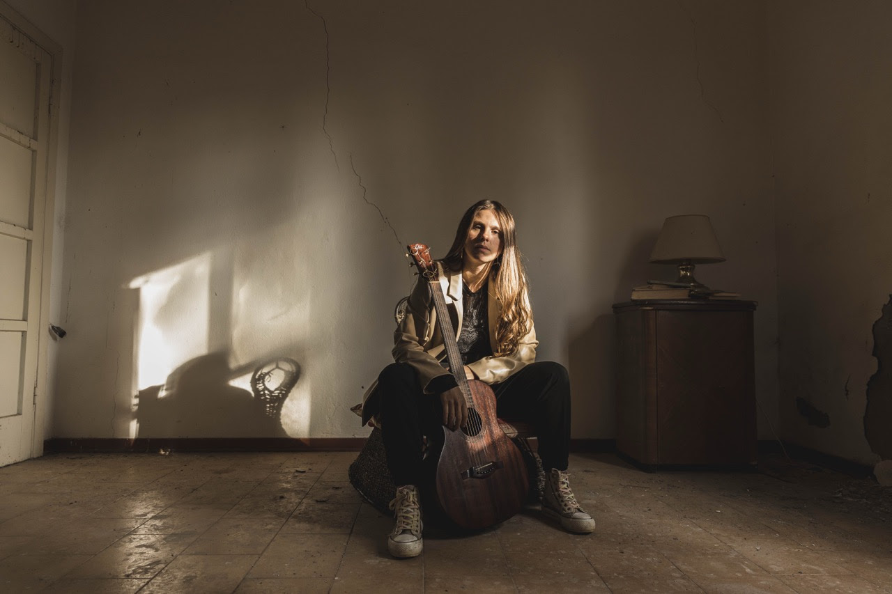 Meri Lu Jacket pubblica “All In”: l’energia del debutto di una voce italo-britannica tra soul, pop e rock
