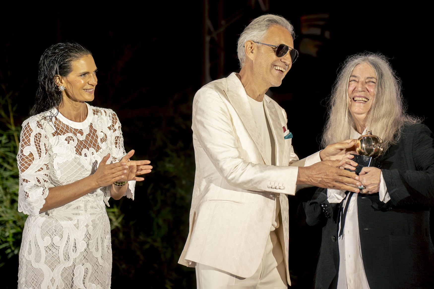 BOCELLI, OLTRE 2.7 MILIONI RACCOLTI DALL’ASTA BENEFICA CON HILARY SWANK E ELLEN POMPEO