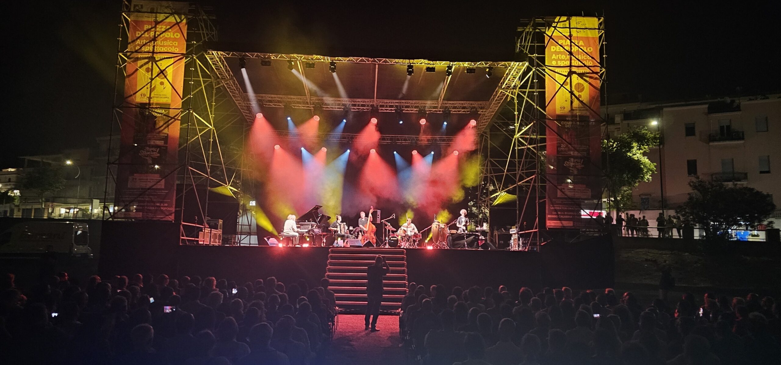 LUNGHI APPLAUSI PER STEFANO DE MARTINO CHIUDONO “PIAZZA DEL POPOLO, ARTE, MUSICA E TEATRO”