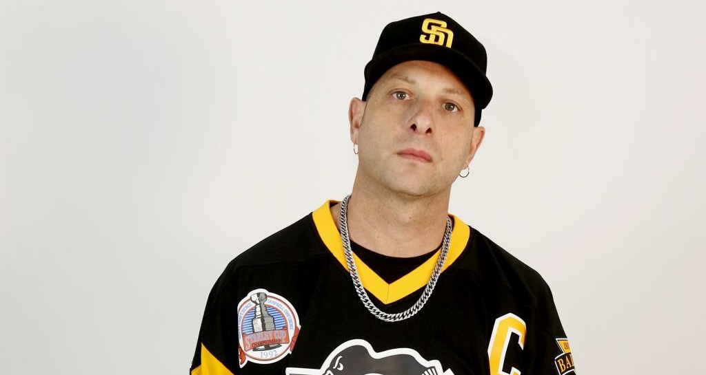 CLEMENTINO: dopo aver messo a nudo il suo mondo in “SORRIDI E VUOI FUMARE”, ritorna sulle scene con “BATTE IL CUORE”, il nuovo singolo in uscita venerdì 4 luglio