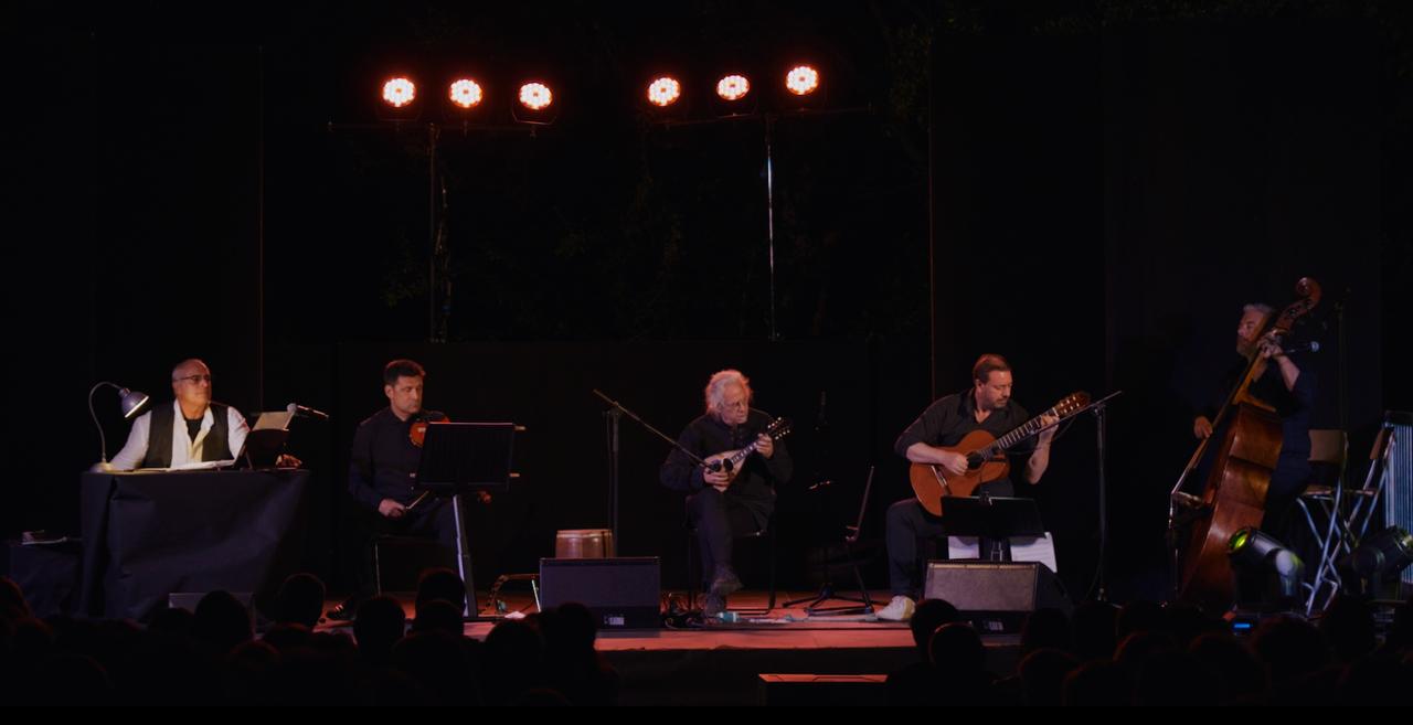 Tuffo nel mondo di Renato Carosone con gli Ànema e Enzo Decaro, applausi ed emozioni a “Fantastiche Visioni”