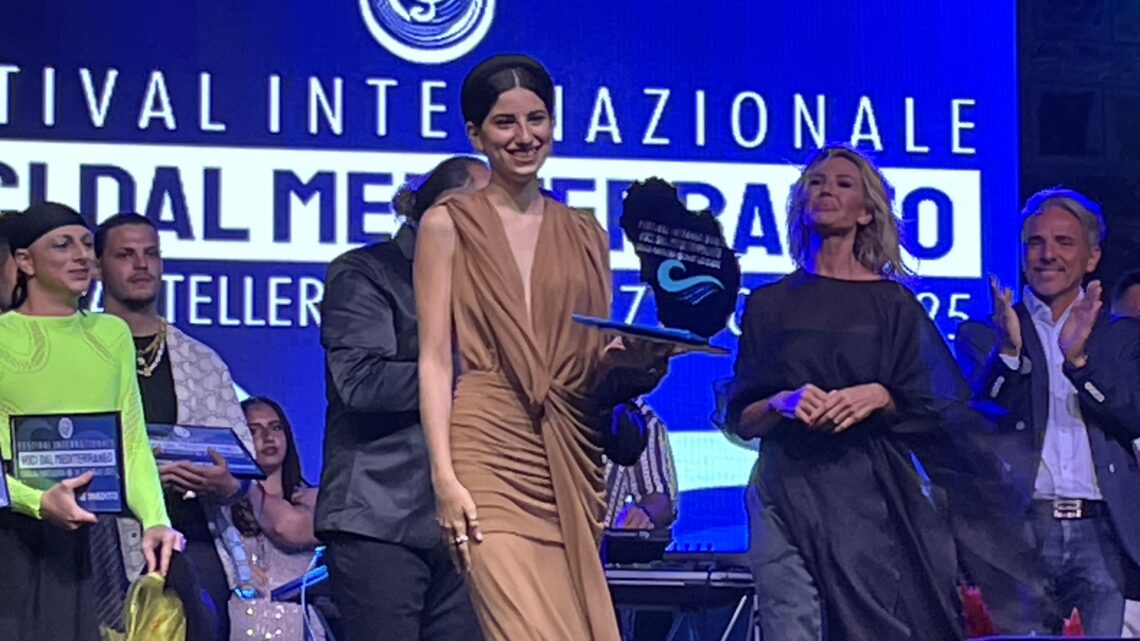 Marianna Alè trionfa a Pantelleria: a 15 anni vince il Festival Voci dal Mediterraneo con “Iguana” e si prepara al MEI di Faenza