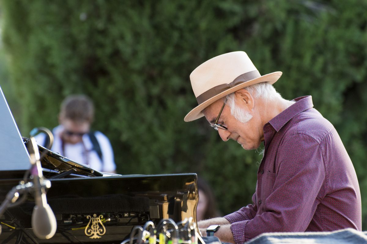 In occasione del 70° compleanno di Ludovico Einaudi, il 16 settembre esce “LUDOVICO EINAUDI – LA MUSICA, LE ORIGINI, L’ENIGMA” di ENZO GENTILE (edito da Cluster-A), il primo libro dedicato al celebre pianista e compositore di fama mondiale