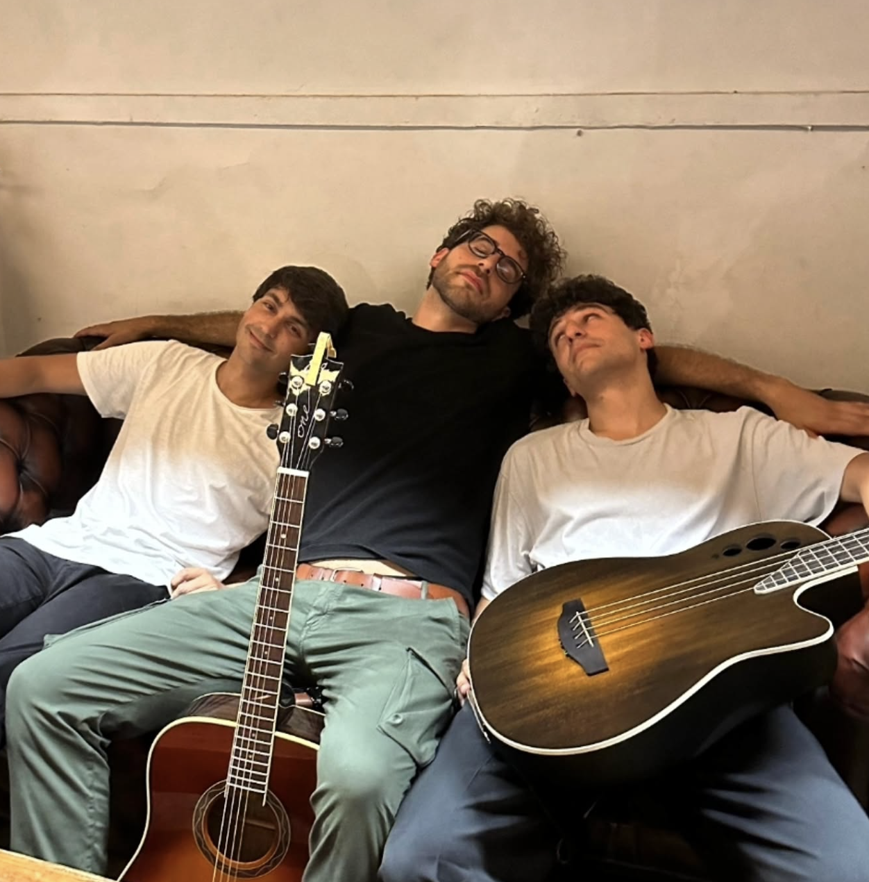 Parti Intime: «Compleanno è un inverno pubblicato a luglio, con dentro le assenze che fanno più rumore» Un’intervista sulla genesi emotiva di Compleanno, tra silenzi significativi, mancanze sottili e musica scritta lontano dalla trappola della quotidianità