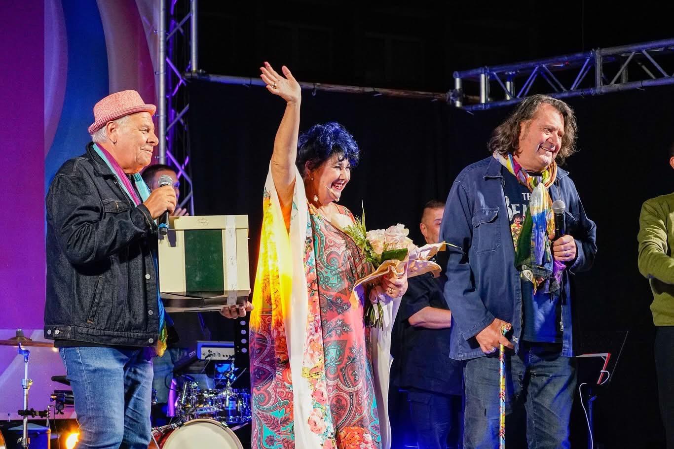 Il noto produttore discografico e direttore artistico STEFANO SENARDI è stato protagonista di tre appuntamenti nell’ambito del Lyges Festival, dove ha firmato l’iconica piastrella del Muretto di Alassio