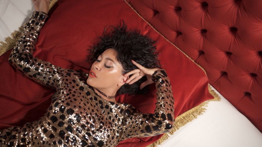 “Erotika” e altri tabù: Ydalia Suarez tra desiderio, ironia e libertà