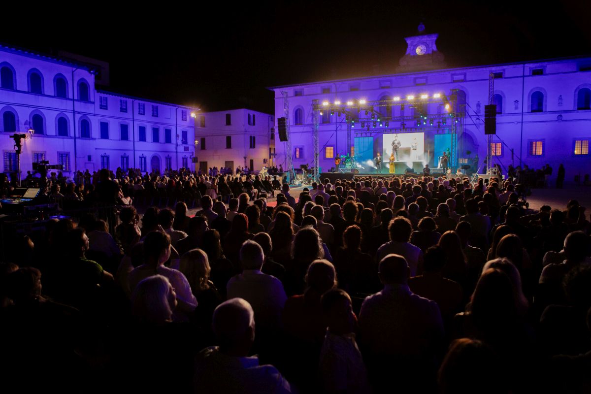 FESTIVAL DI CASTROCARO: domani in seconda serata su RAI2 la finale della 67ª EDIZIONE. Conduce CAROLINA REY affiancata da DANY CABRAS. Nella giuria di qualità il Maestro BEPPE VESSICCHIO, SERENA BRANCALE e CLEMENTINO