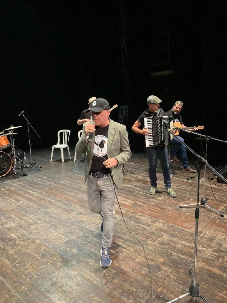 Leandro Pallozzi: “Siamo tutti una banda di matti, o ci fanno diventare così” Un’intervista sull’energia sovversiva del folk teatrale, la salute mentale e il progetto Oltrememoria