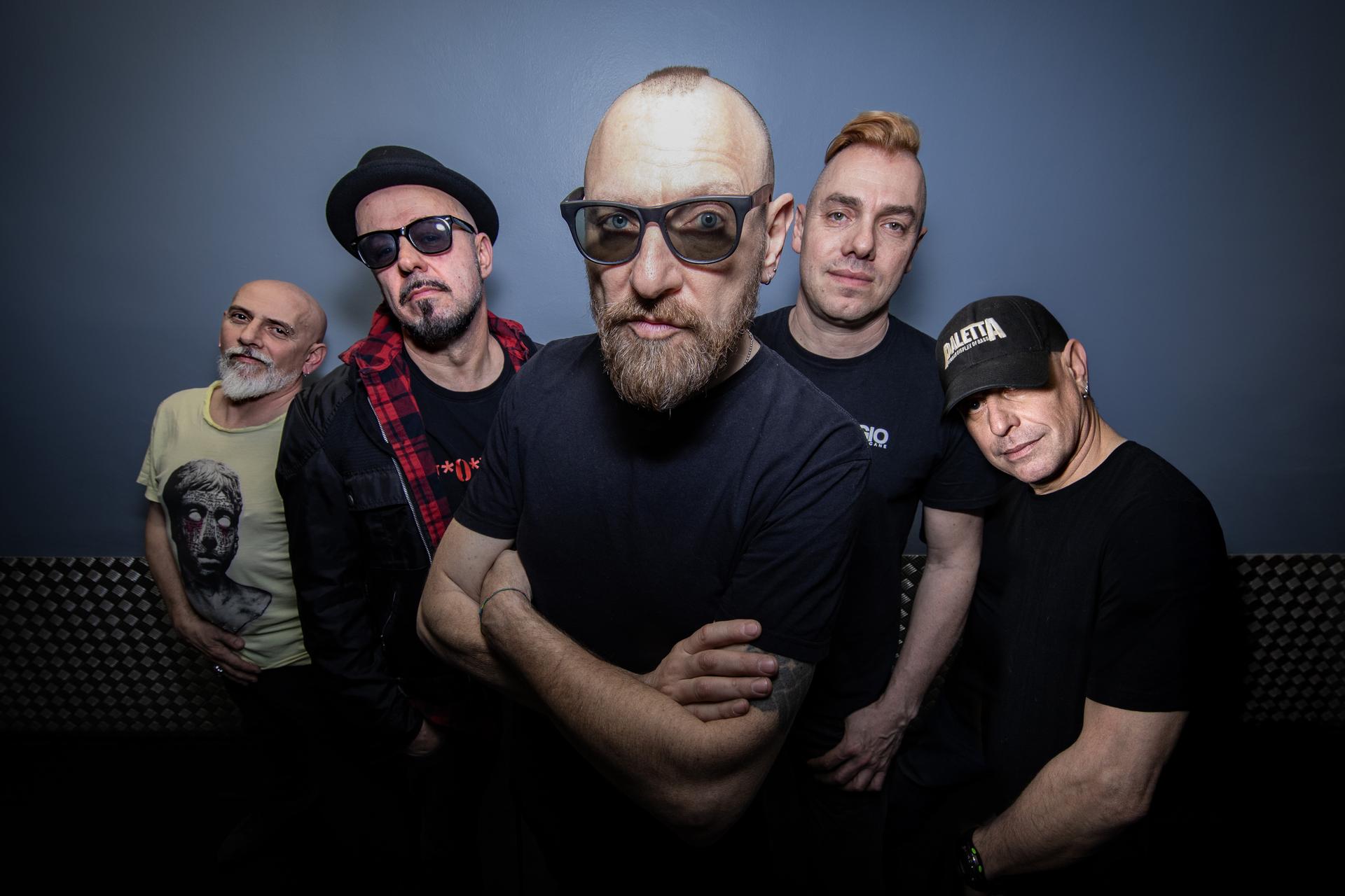 PUNKREAS: in uscita il 4.07 “PARANOIA E POTERE – REVISITED”, l’iconico album reinterpretato da I Ministri, Tre Allegri Ragazzi Morti, Finley, Giancane, Modena City Ramblers e altri