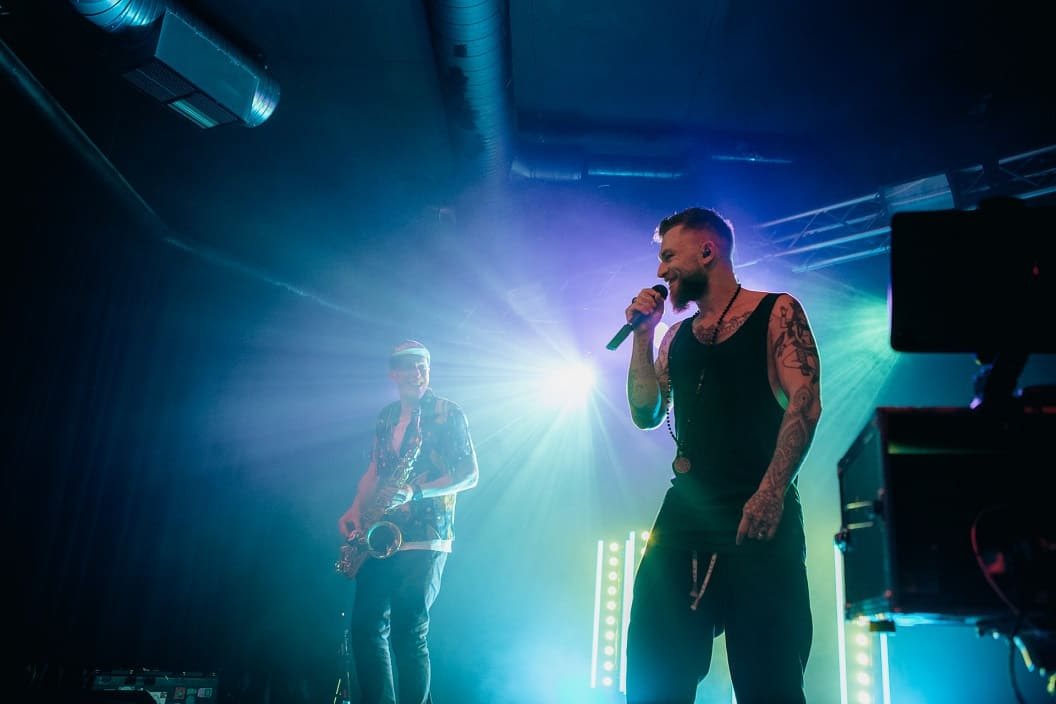 I: Vox Day • A Cagliari dal 4 al 6 settembre il diciannovesimo Karel Music Expo. Tra i protagonisti Bombino, hackedepicciotto, Micah P. Hinson, Dub FX feat. Mr Woodnote, Adriano Viterbini