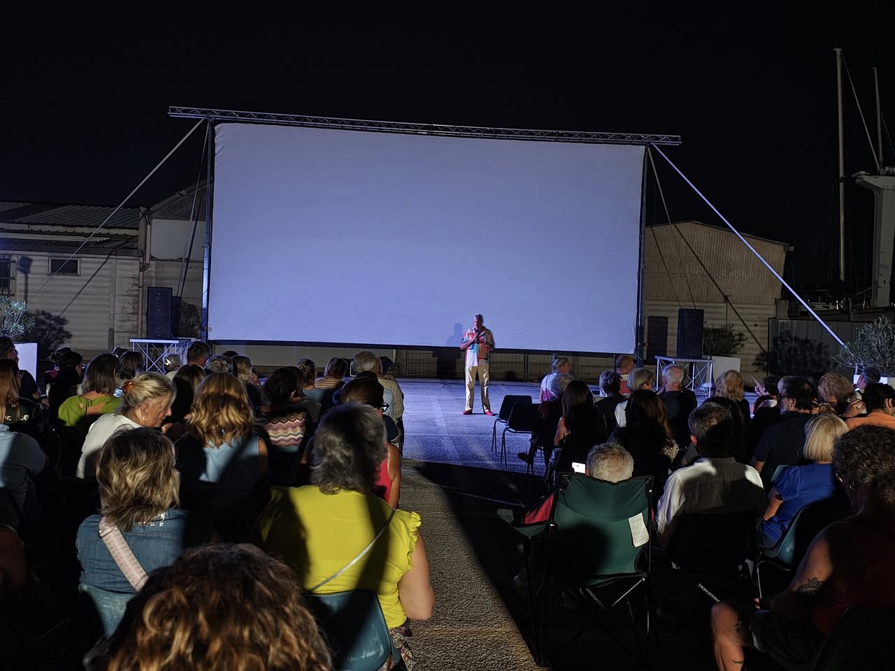 Profondo Blu – “Estati”: cinema all’aperto tra storie, desideri e rivelazioni Prosegue Profondo Blu – Estati, la rassegna che porta il cinema all’aperto al centro della vita culturale, trasformando ogni proiezione in un viaggio tra storie di vita, desideri e rivelazioni.