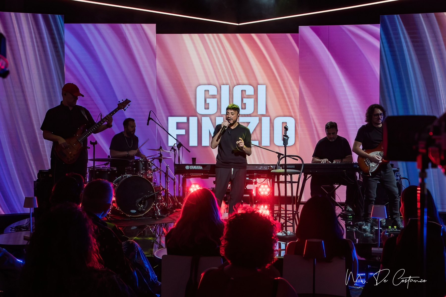 GIGI FINIZIO e la sua musica: 50 anni di carriera raccontati e celebrati in una puntata speciale di “7 CANZONI” – martedì 12 agosto su 11 TELEVOMERO