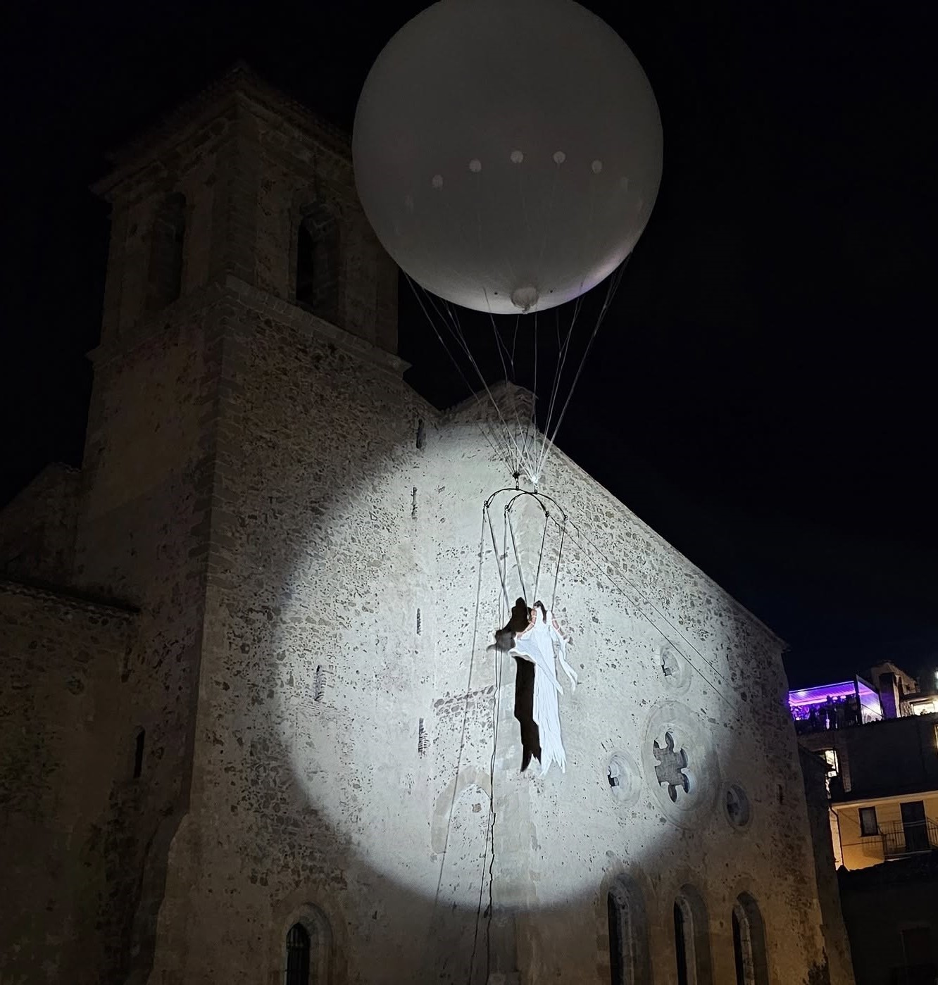 “LA NOTTE DELL’ABBAZIA”, CON TRAMPOLIERI, MUSICISTI E LA MONGOLFIERA DI LUNA BIANCA, INCANTA SAN GIOVANNI IN FIORE