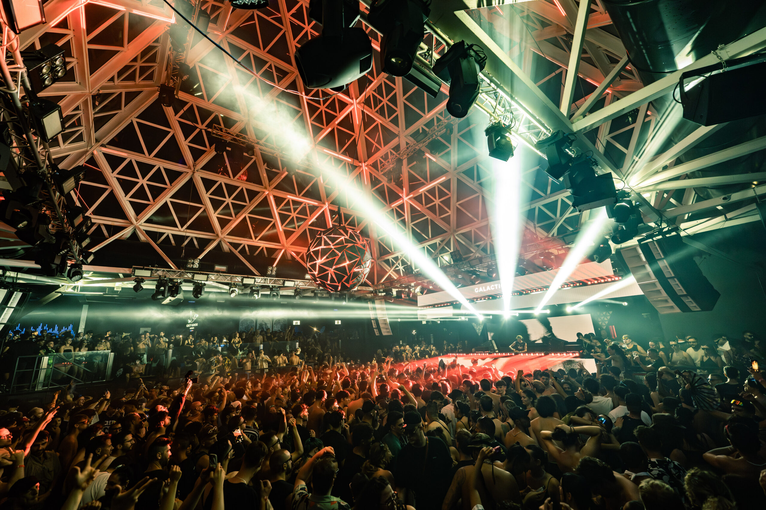 COCORICO, RIMINI BEACH ARENA, ALTROMONDO e gli altri locali del gruppo Nox Holding registrano 30k presenze complessive nella settimana di Ferragosto