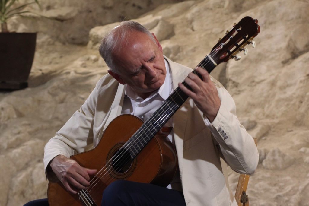 LONGIANO. LA CHITARRA CLASSICA CONTEMPORANEA DEL MASTRO INTERNAZIONALE PIERO BONAGURI CHIUDE LA RASSEGNA ESTIVA DI SAGGE SONO LE MUSE