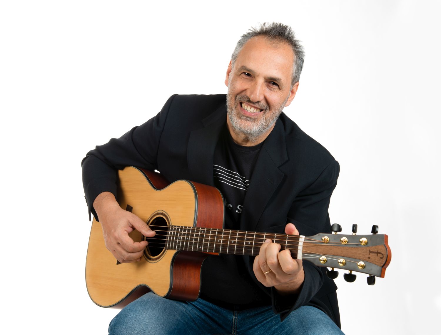 Da oggi in esclusiva su Amazon e da settembre in libreria “La musica nasce dove deve nascere – Conversazioni sulla musica con l’intelligenza artificiale”, il nuovo libro dell’autore e chitarrista Reno Brandoni.