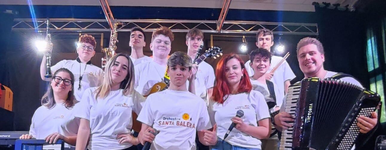 SANTA BALERA IN TOUR IL 22 agosto a Cattolica : Dopo la lettera di Re Carlo ai Santa Balera, la partecipazione a Uno Mattina con Matilde Montanari, arriva la grande piazza di Cattolica