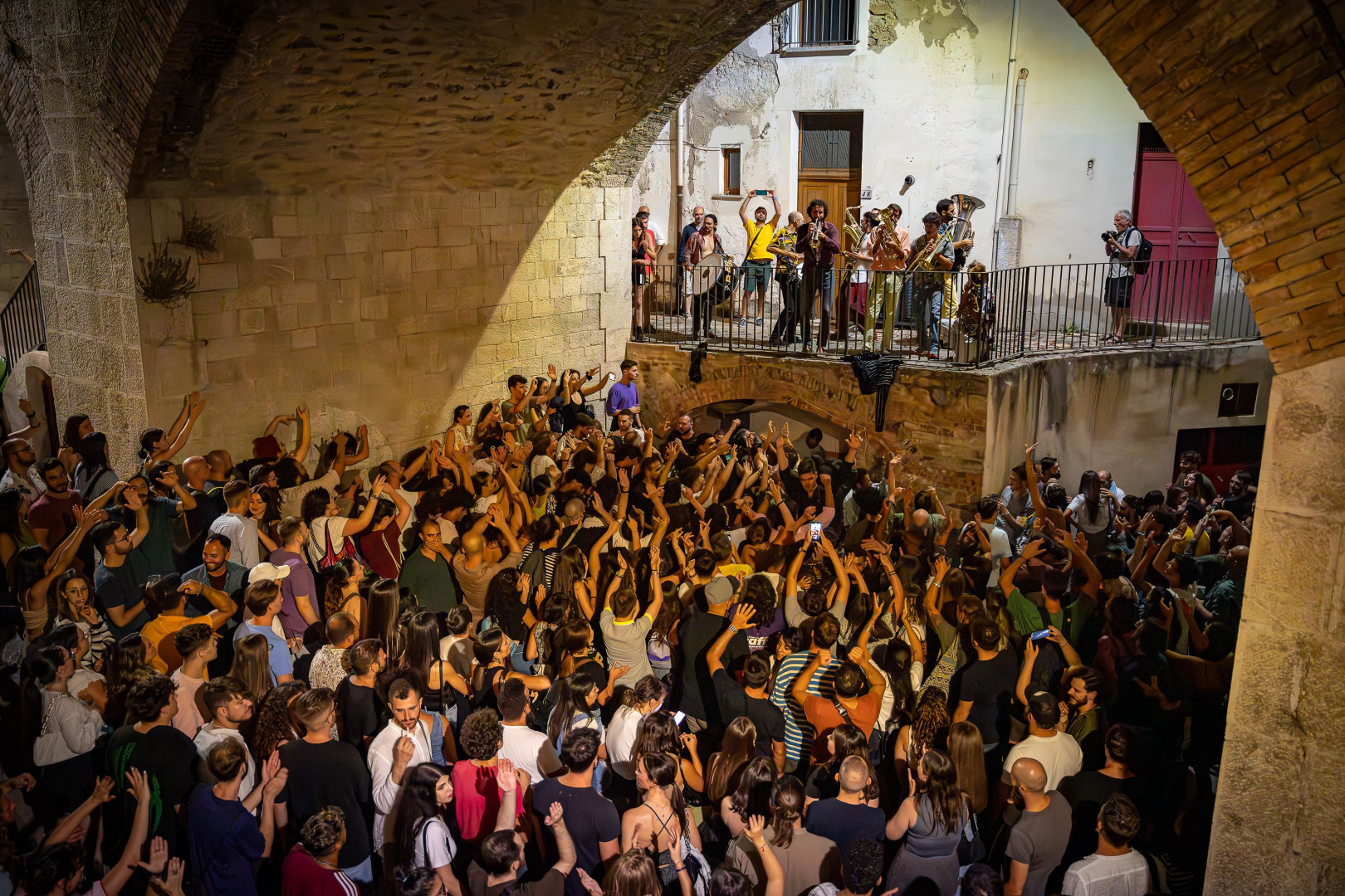 SPONZ FEST 2025: SPONZ EDEN – Recinti di umanità. Dal 28 al 30 agosto a Calitri la nuova edizione del Fest ideato e diretto da Vinicio Capossela. Ospiti Max Casacci, Tricarico, Donatella Di Pietrantonio, Scarlet Rivera e tanti altri
