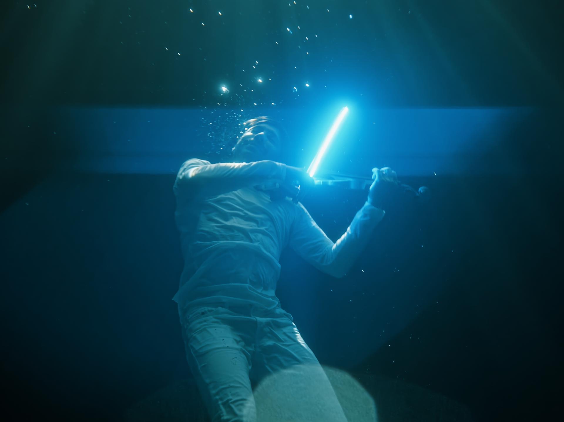 Registrato sott’acqua tra le biosfere di Nemo’s Garden, è disponibile online il video sommerso di VISIONS, nuova release del violinista e producer ANDREA CASTA. Progetto visivo del regista MATT EVANS